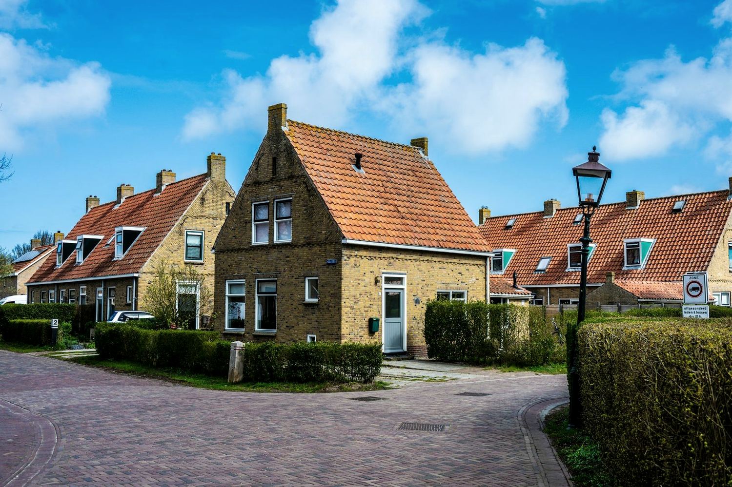 Woonhuis met oranje pannendak in een Nederlandse straat