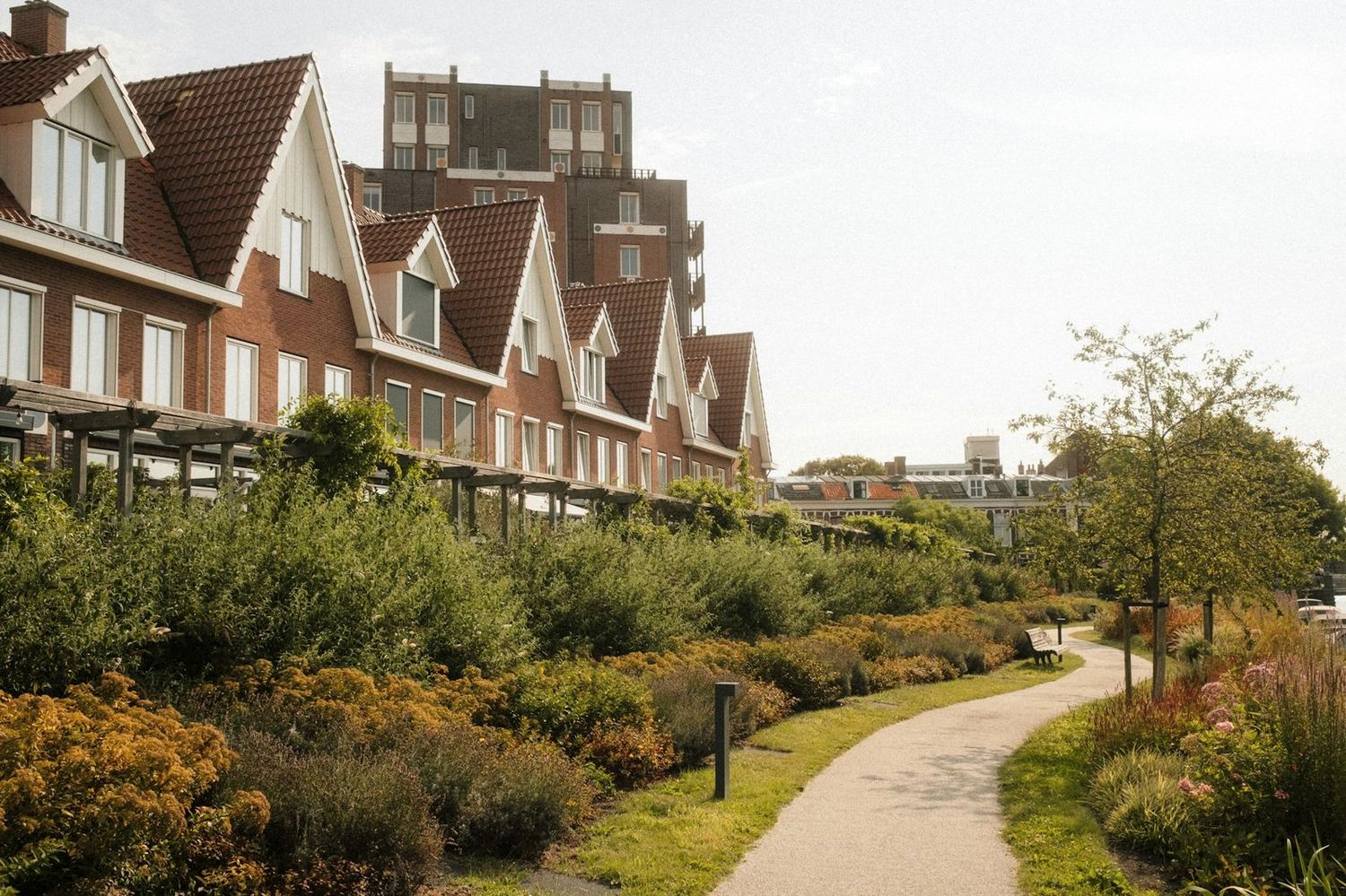 Rij woningen met puntgevels en een groene voortuin