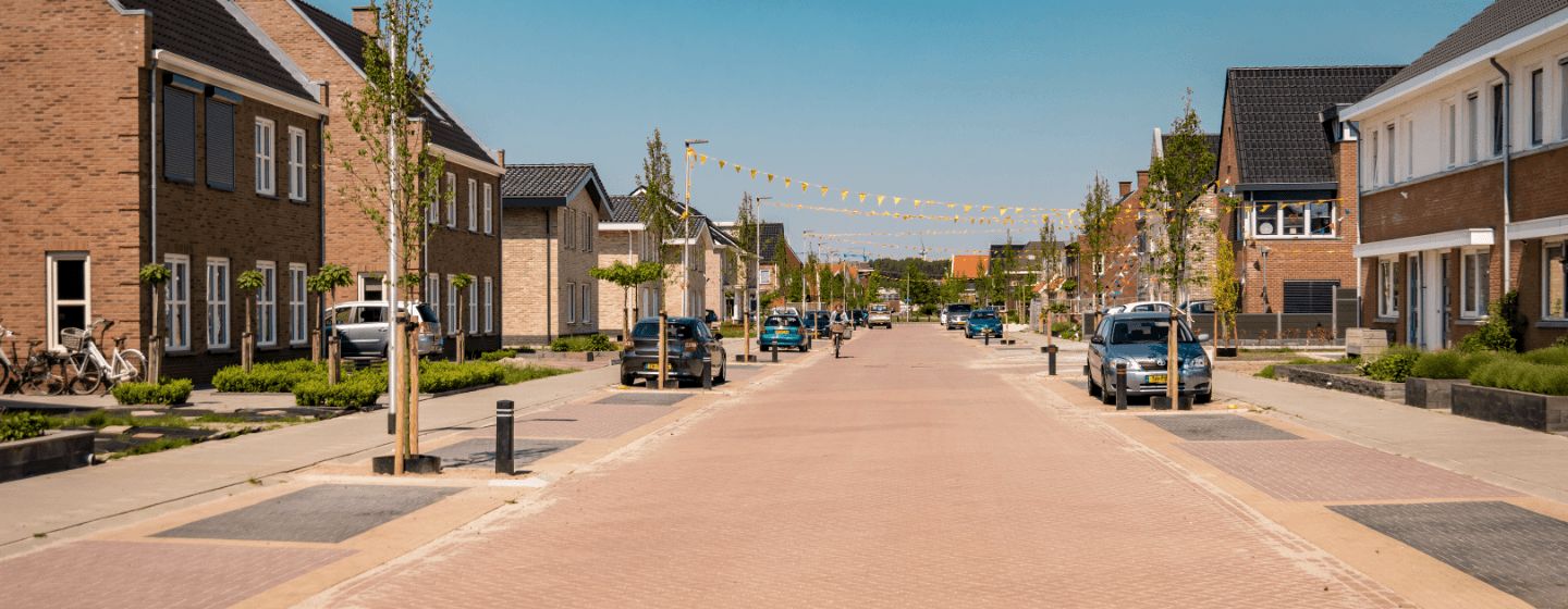 Straat met nieuwbouwwoningen in Udenhout